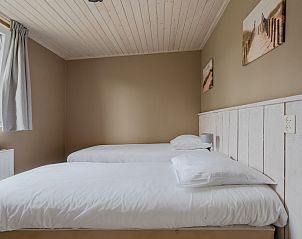 Sfeervolle slaapkamer in Bungalow Stellendam, Ouddorp. Comfortabel vakantiehuis op Goeree-Overflakkee, Zuid-Holland.