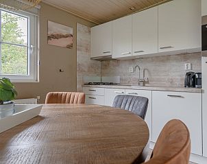 Gezellige keuken en eetruimte in Bungalow Stellendam, vakantiehuis in Ouddorp, Goeree-Overflakkee, met moderne inrichting en natuurlicht.