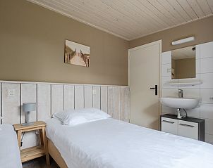 Comfortabele slaapkamer in Bungalow Stellendam, Ouddorp, met moderne inrichting en rustige sfeer op Goeree-Overflakkee, Zuid-Holland.