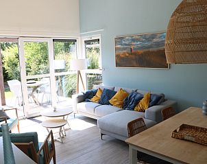 Lichte binnenruimte van DichterbijZee in Ouddorp met toegang tot de tuin, perfect voor een ontspannen vakantie in Goeree-Overflakkee.