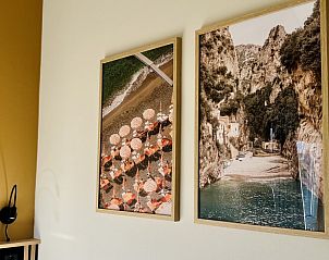 Decoratieve kunst aan de muur in Strandhuis Over De Dam, Ouddorp, vakantiehuis met unieke sfeer en moderne accenten in Zuid-Holland.