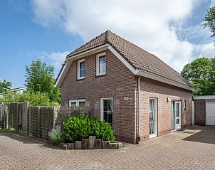 Voorzijde van Vakantiehuis De Zandwal in Ouddorp, gelegen in het serene Goeree-Overflakkee, Zuid-Holland.