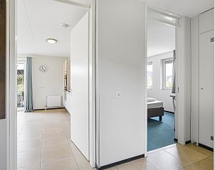 Stijlvolle salontafel met wijn in Strand Resort Ouddorp Duin, 10-persoons villa in Ouddorp.