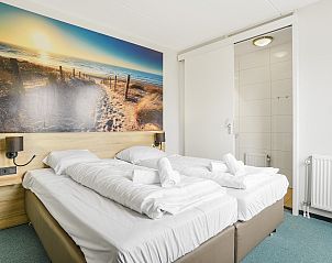 Ruime eetkamer met veel lichtinval in Strand Resort Ouddorp Duin, vakantiehuis in Ouddorp, Zuid-Holland.