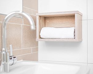 Gezellige slaapkamer met uitzicht in Strand Resort Ouddorp Duin, 10-persoons villa in Ouddorp, Zuid-Holland.