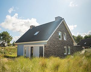 Ruime badkamer met dakraam in Strand Resort Ouddorp Duin, 10-persoons villa in Ouddorp, Zuid-Holland.