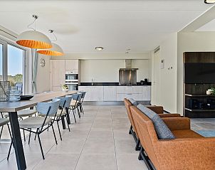 Tweepersoons slaapkamer met natuurlijk licht in Strand Resort Ouddorp Duin, vakantiehuis in Ouddorp.