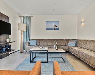 Moderne badkamer met douche in Strand Resort Ouddorp Duin, 10-persoons villa in Ouddorp, Zuid-Holland.