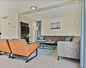 Detail van badkamer met handdoek in Strand Resort Ouddorp Duin, vakantiehuis in Ouddorp, Goeree-Overflakkee.