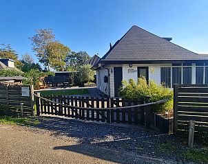 Das Ferienhaus De Toekomst 107 'Sista' in Ouddorp, Sdholland, bietet einen einladenden Eingang und einen schnen Garten.