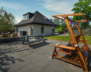 Gerumige Terrasse im Ferienhaus De Toekomst 107 'Sista' in Ouddorp, ideal fr Entspannung im Freien auf Goeree-Overflakkee.