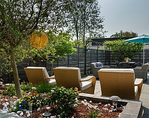 Luxurise Gartenmbel auf der Terrasse des Ferienhauses De Toekomst 107 'Sista' in Ouddorp, Sdholland.