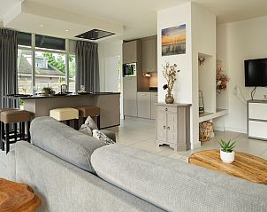 Modernes Wohnzimmer mit offener Kche im Ferienhaus De Toekomst 107 'Sista' in Ouddorp, Goeree-Overflakkee.