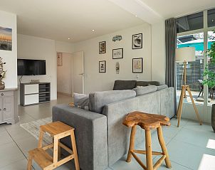 Stilvolles Wohnzimmer mit groen Fenstern im Ferienhaus De Toekomst 107 'Sista' in Ouddorp, Sdholland.