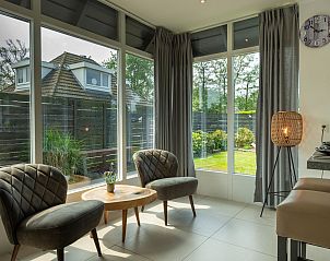 Gemtliche Sitzecke mit Blick auf den Garten im Ferienhaus De Toekomst 107 'Sista' in Ouddorp.