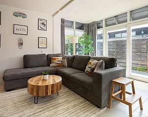 Gemtlich eingerichtetes Wohnzimmer im Ferienhaus De Toekomst 107 'Sista' in Ouddorp, ideal zum Entspannen.