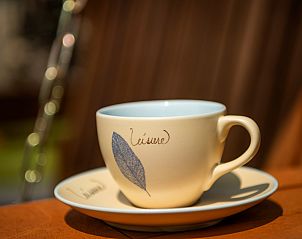 Stilvolle Kaffeetasse auf der Terrasse des Ferienhauses De Toekomst 107 'Sista' in Ouddorp, perfekt fr eine Pause.