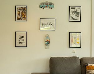 Wanddekoration im Wohnzimmer des Ferienhauses De Toekomst 107 'Sista' in Ouddorp, Sdholland.