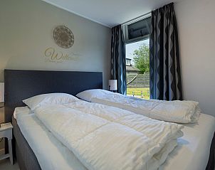 Gerumiges Schlafzimmer mit Blick auf den Garten im Ferienhaus De Toekomst 107 'Sista' in Ouddorp, Goeree-Overflakkee.