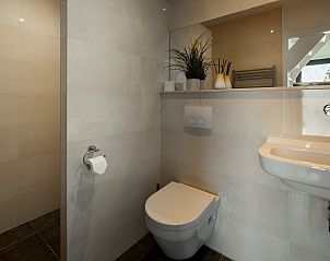 Modernes Badezimmer mit Toilette im Ferienhaus De Toekomst 107 'Sista' in Ouddorp, Sdholland.