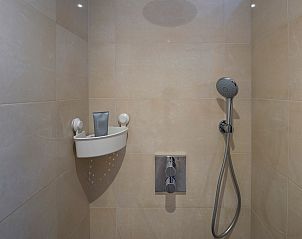 Stilvolle Dusche im Badezimmer des Ferienhauses De Toekomst 107 'Sista' in Ouddorp, ideal zur Erfrischung.