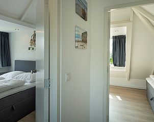 Schlafzimmer im Obergeschoss des Ferienhauses De Toekomst 107 'Sista' in Ouddorp, ideal fr Familien.