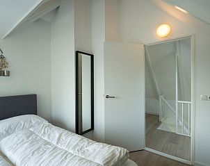 Gemtliches Schlafzimmer mit Dachfenster im Ferienhaus De Toekomst 107 'Sista' in Ouddorp, Sdholland.