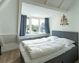 Helles Schlafzimmer mit Aussicht im Ferienhaus De Toekomst 107 'Sista' in Ouddorp, ideal zum Entspannen.