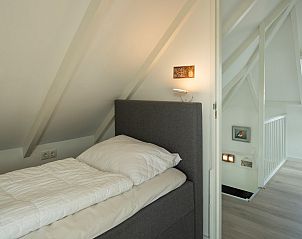 Gemtliches Schlafzimmer mit dekorativen Akzenten im Ferienhaus De Toekomst 107 'Sista' in Ouddorp.