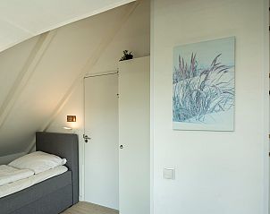 Modern eingerichtetes Schlafzimmer im Ferienhaus De Toekomst 107 'Sista' in Ouddorp, ideal fr Erholung.
