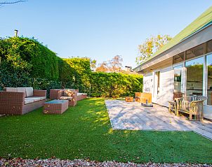 Gerumige Terrasse des Ferienhauses De Toekomst 126 Beachgarden in Ouddorp mit bequemen Sitzgelegenheiten.