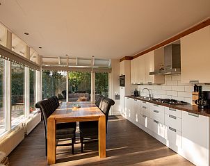 Helle Kche und Essbereich im Ferienhaus De Toekomst 126 Beachgarden in Ouddorp, Sdholland.