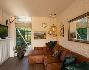 Gemtliches Wohnzimmer im Ferienhaus De Toekomst 126 Beachgarden in Ouddorp mit stilvoller Einrichtung.