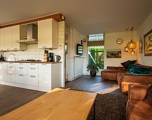 Offene Kche und Wohnzimmer des Ferienhauses De Toekomst 126 Beachgarden in Ouddorp, ideal zum Entspannen.