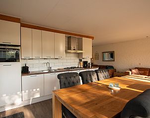Moderne Kche im Ferienhaus De Toekomst 126 Beachgarden in Ouddorp mit gerumiger Essecke.