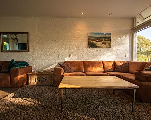 Gemtliche Sitzecke im Ferienhaus De Toekomst 126 Beachgarden in Ouddorp mit Blick auf die Natur.