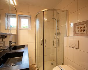 Stilvolles Badezimmer im Ferienhaus De Toekomst 126 Beachgarden in Ouddorp mit modernen Annehmlichkeiten.