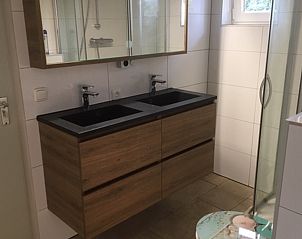 Doppelwaschbecken im Badezimmer des Ferienhauses De Toekomst 126 Beachgarden in Ouddorp.