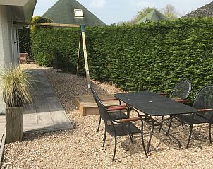 Auenterrasse mit Sitzgelegenheiten im Ferienhaus De Toekomst 126 Beachgarden in Ouddorp.