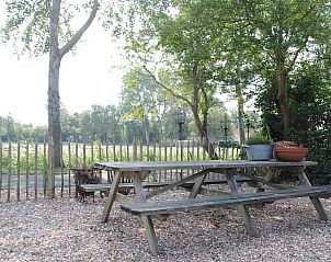 Picknicktisch im Garten des Ferienhauses De Toekomst 126 Beachgarden in Ouddorp, ideal fr Mahlzeiten im Freien.