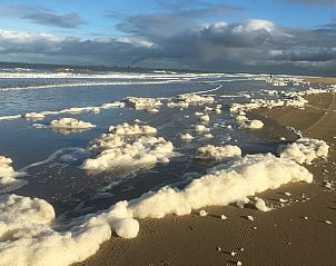Strand mit schumendem Wasser in der Nhe des Ferienhauses De Toekomst 126 Beachgarden in Ouddorp.
