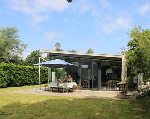 Zeeegel vakantiehuis in Ouddorp met zonnig terras en parasol, ideaal voor buiten dineren in Goeree-Overflakkee.
