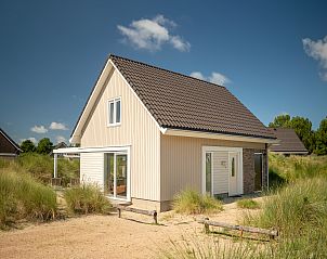 Gemtliches Wohnzimmer in der 6-Personen-Villa Zandduin des Strand Resort Ouddorp Duin, Ouddorp, Sdholland, mit Blick auf die Terrasse.
