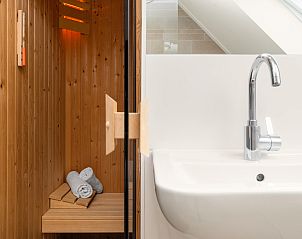 Moderne Kche im Strand Resort Ouddorp Duin, 6-Personen-Villa Zandduin, Ouddorp. Genieen Sie Komfort in Goeree-Overflakkee, Zuid-Holland.