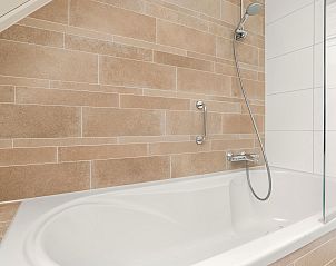 Strand Resort Ouddorp Duin's 6-Personen-Villa Zandduin in Ouddorp, Sdholland, mit Reetdach und Terrasse in natrlicher Umgebung.