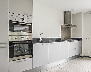 Modernes Wohnzimmer mit Blick auf die Natur im Strand Resort Ouddorp Duin.