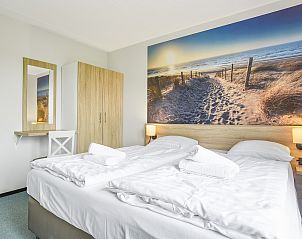 Veranda mit Blick auf den Garten der Villa Strand Resort Ouddorp Duin.