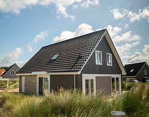 Luxurises Schlafzimmer mit Kunst an der Wand im Strand Resort Ouddorp Duin, Ouddorp.