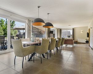 Helles Badezimmer mit Badewanne in der Villa im Strand Resort Ouddorp Duin, Ouddorp.