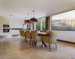 Gemtliches Schlafzimmer mit Aussicht in der Villa Strand Resort Ouddorp Duin, Goeree-Overflakkee.